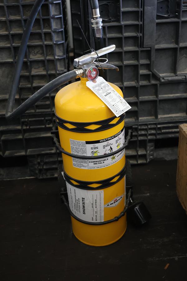 Amerex Class D Fire Extinguisher w/ Wheeled Cart Metal Fire Type D Clean