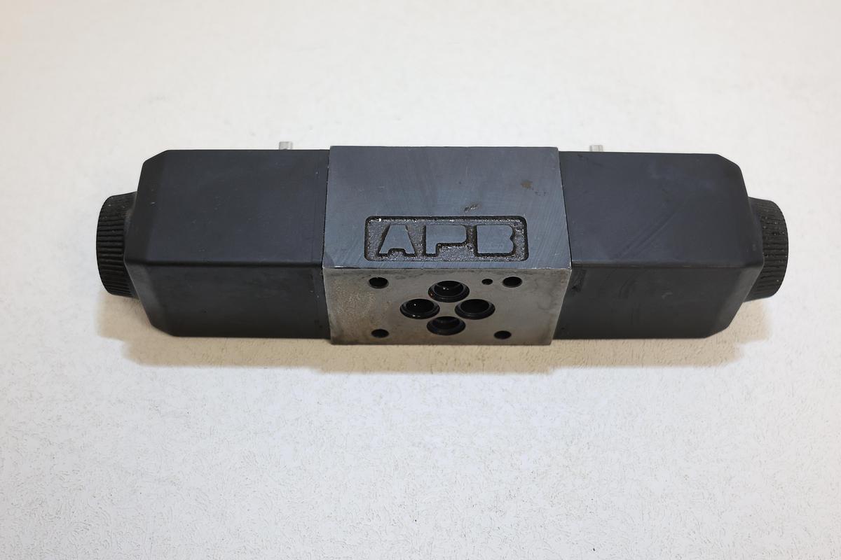 Used Vickers DG4V-3S-6C-M-U-H5-60 Hydraulic Solenoid Valve 24VDC Dual Coil