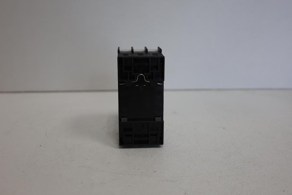 Used SIEMENS 3RV1021-OKA10 Circuit Breaker/Motor Protector 50/60Hz GHA-99