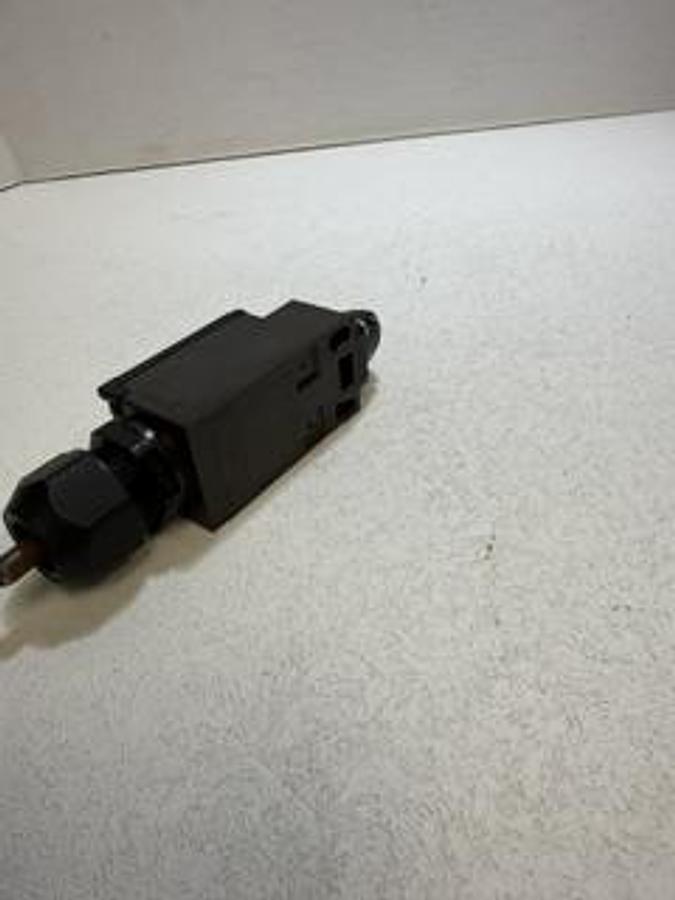 Used Schmersal TR 236-02z-ID Roller Plunger Limit Switch GHGC-4