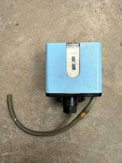 Used SMC IS300 PRESSURE SWITCH GHA-GS40
