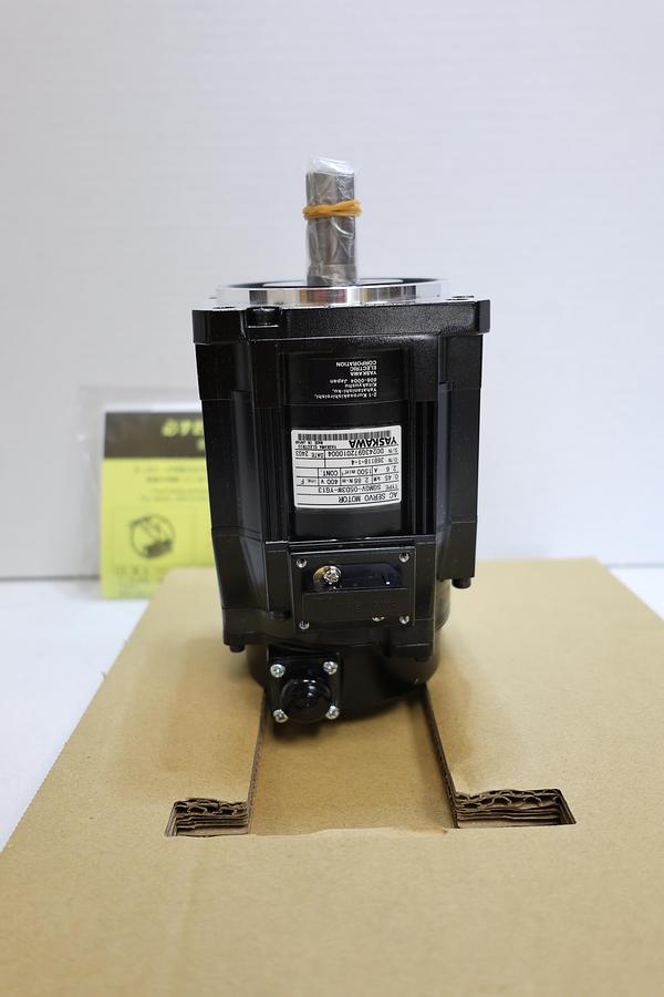 Yaskawa SGMGV-05D3W-YG13 Sigma-V servo motor