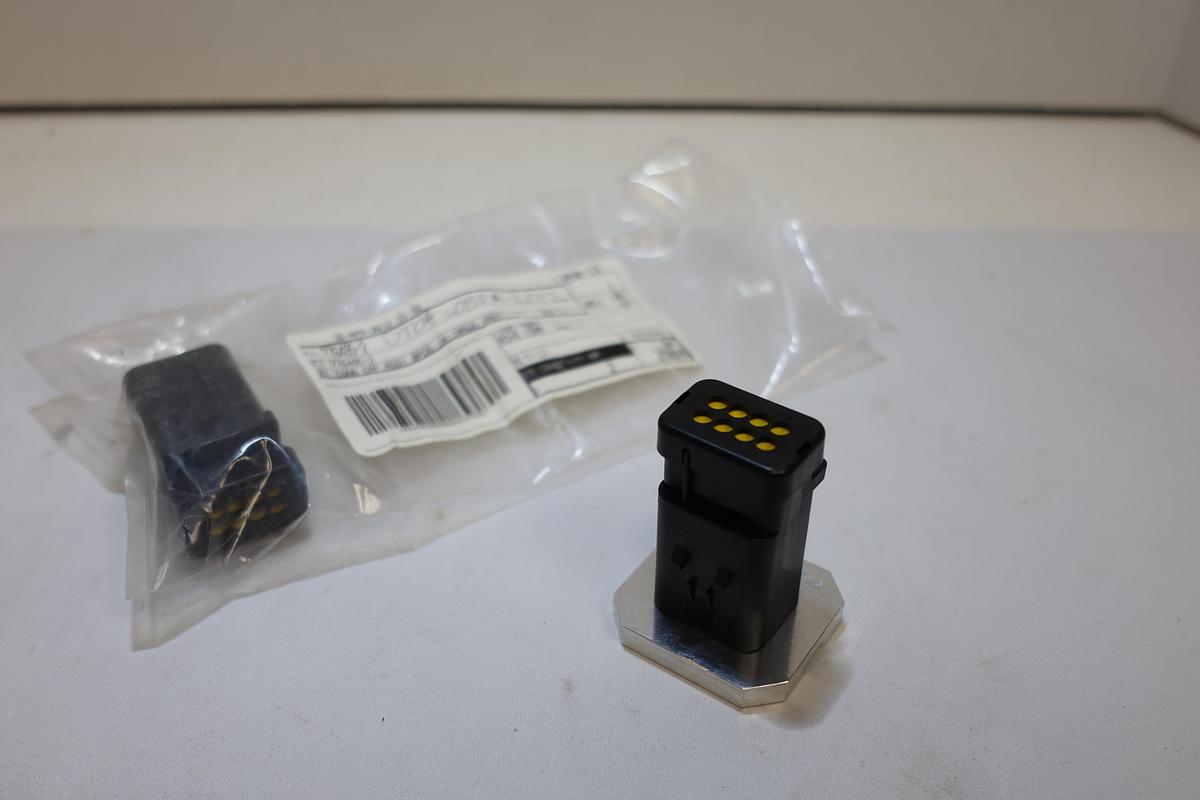 Used Lot of 2 TE Connectivity DEUTSCH DT04-08PA-L012 776495-2 8-Pin Connector New