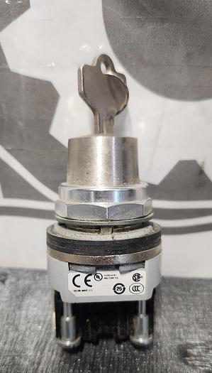 Used Allen-Bradley 800T-H33A 2 Position Selector Switch - GHA-63