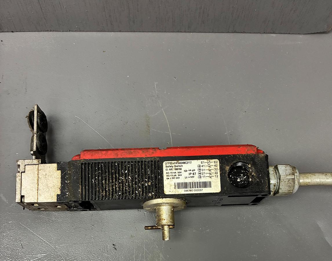 Used EUCHNER STP3D-4141A024MC2117 SAFETY SWITCH