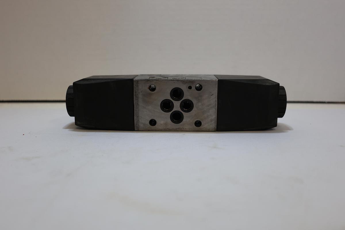 Used TOKIMEC DG4V-3-6C-M-U1-T-7-50-JA65 Directional Control Valve – Hydraulic Solenoid Valve 