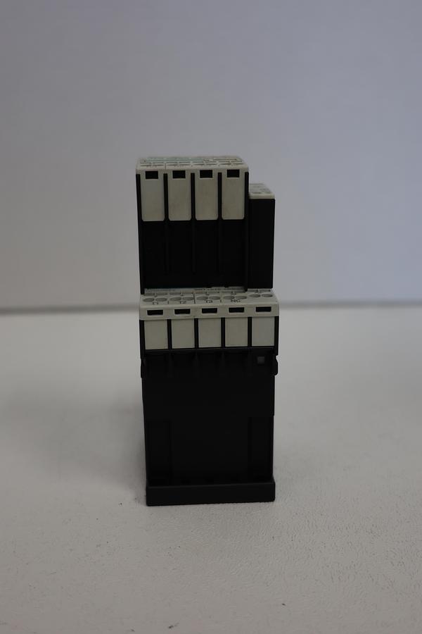 Used Siemens 3RT1015-2BB42 W/3RH1911-2FA31 + 3RT1916-1BB00