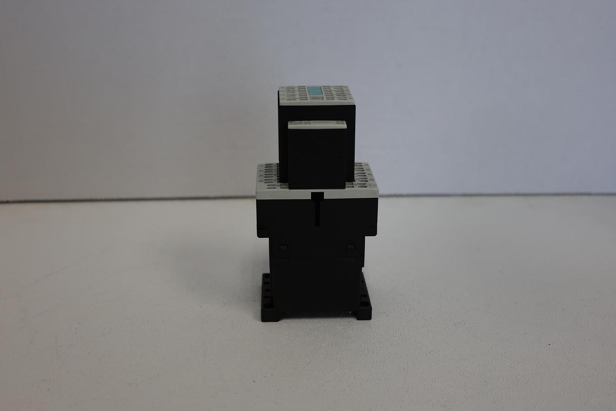Used Siemens 3RH1140-2BB40 Relay w/ Aux 3RH1911-2GA31 + Suppressor GHA-187