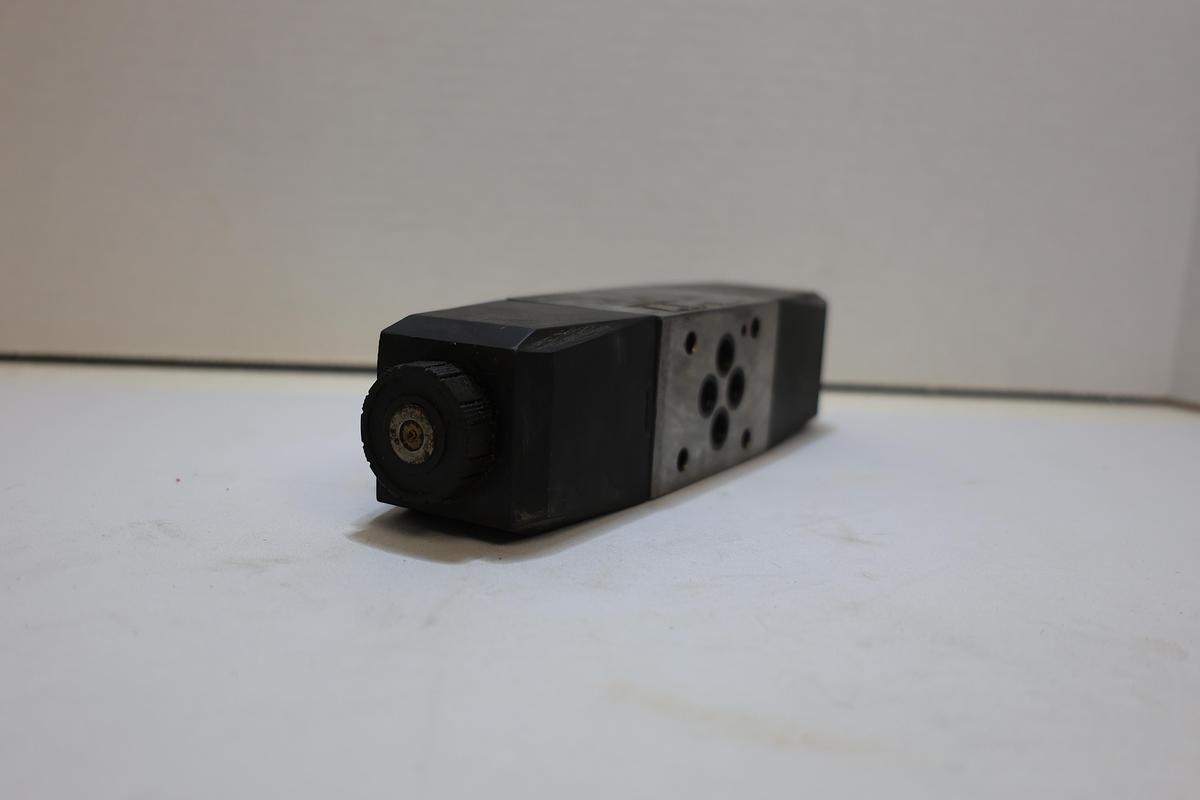 Used TOKIMEC DG4V-3-6C-M-U1-T-7-50-JA65 Directional Control Valve – Hydraulic Solenoid Valve 