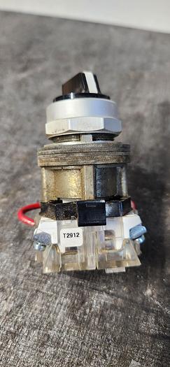 Used Cutler Hammer Eaton HT8A 2 Position Momentary Selector Switch - GHGC-D5