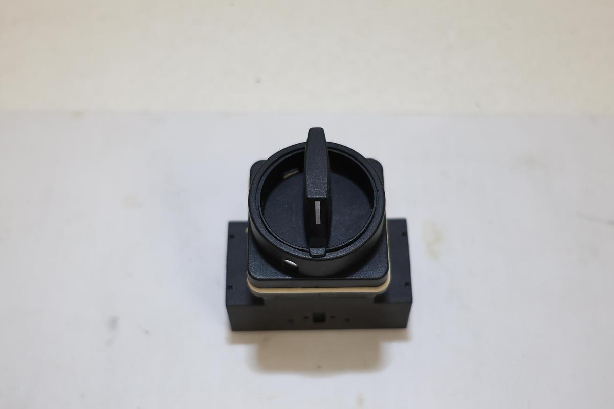New Salzer H233-41300-A01 Rotary Disconnect Switch H233-41311-035M1 3P