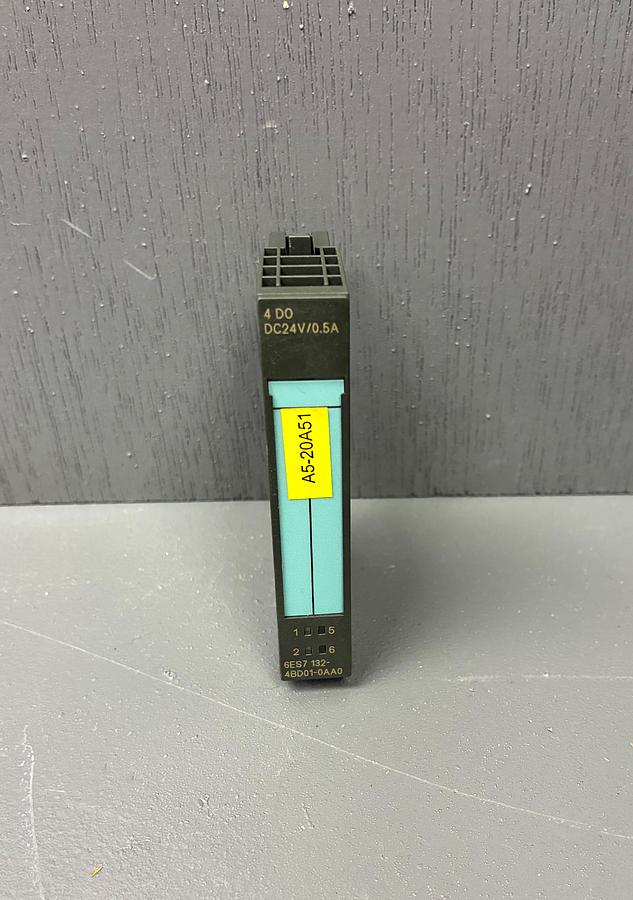 Used Siemens 6ES7 132-4BD01-0AA0 | SIMATIC ET 200S Digital Output Module GHC-34