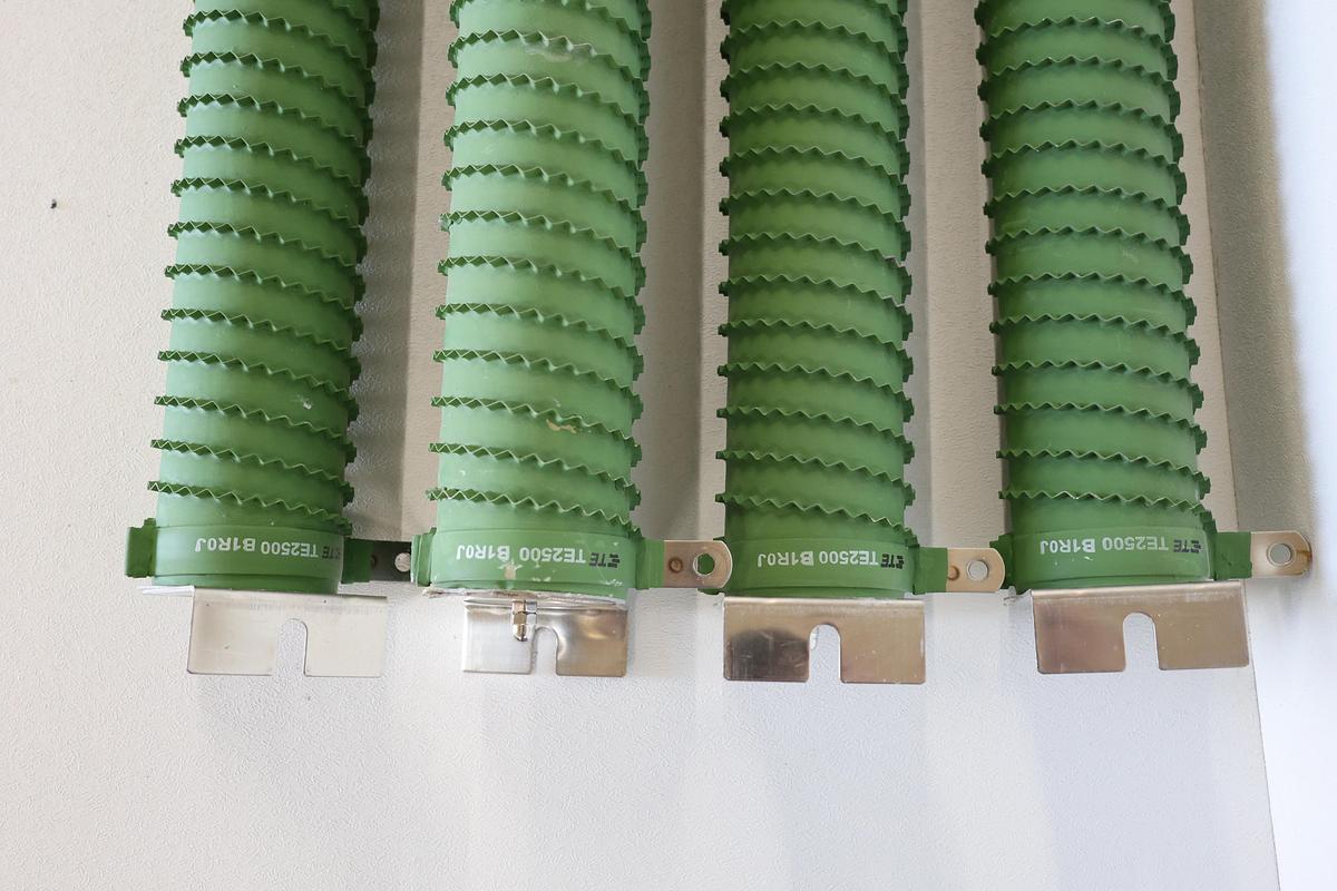 Used Lot of 8 TE Connectivity TE2500B1R0J 1 Ohm 2500W Wirewound Resistors
