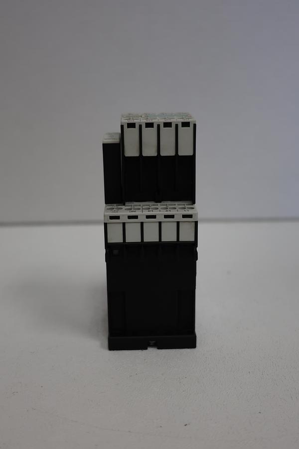 Used SIEMENS 3RT1016-2BB42 Paired w/ 3RH1911-2FA31 + 3RT1916-1BB00