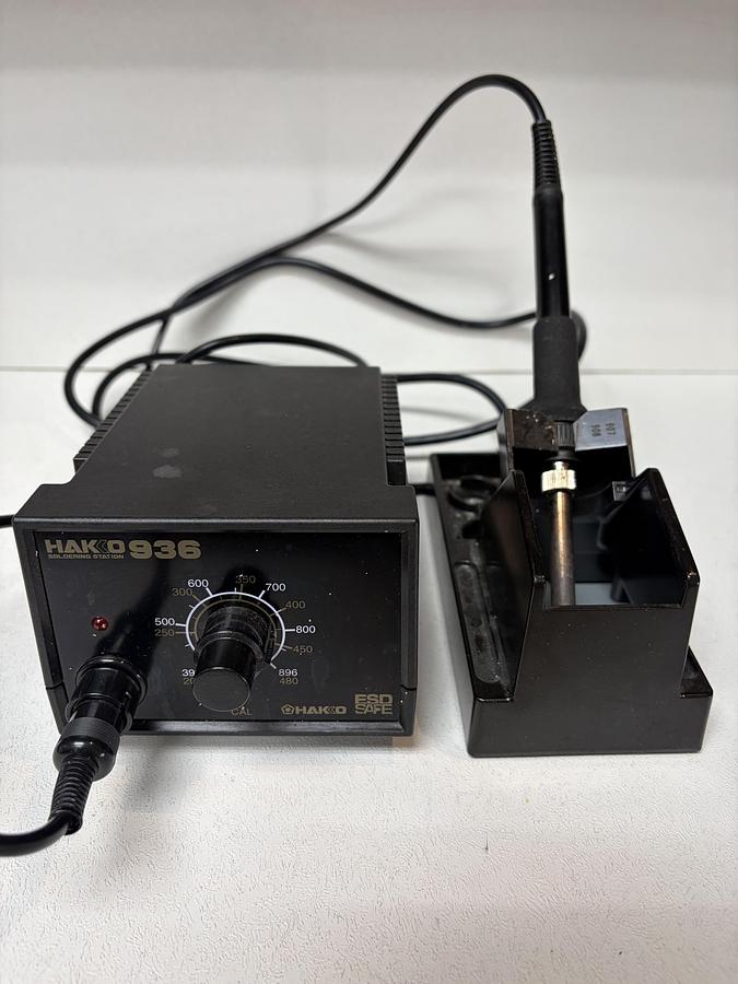 Used HAKKO 936-12 SOLDERING STATION ESD SAFE & 907 IRON PEN & STAND  GHC-53