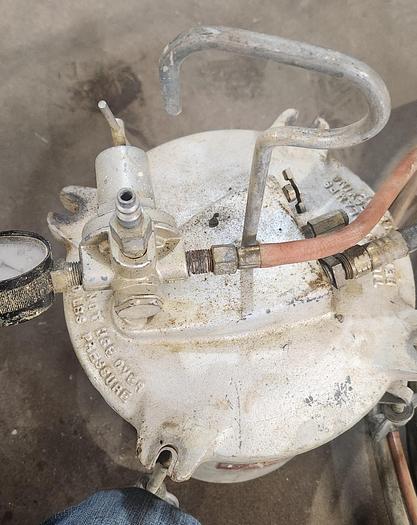 Used Speedaire 3 Gallon Paint Tank with hose - GHA-25