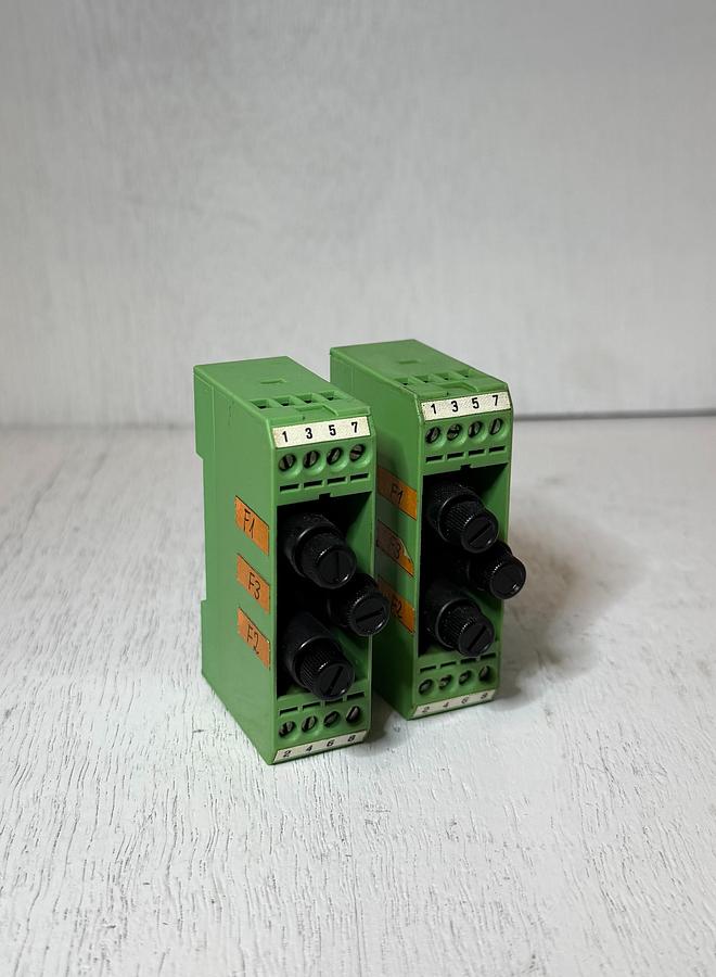 Used (Lot of 2) Pheonix Contact EMG 22-SI3E NR. 2952279 Fuse Block GHGS-11
