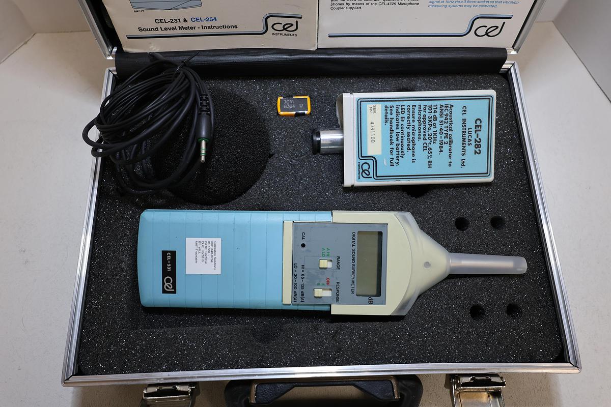 Used CEL-231 Digital Sound Level Meter w/ CEL-282 Calibrator & Case
