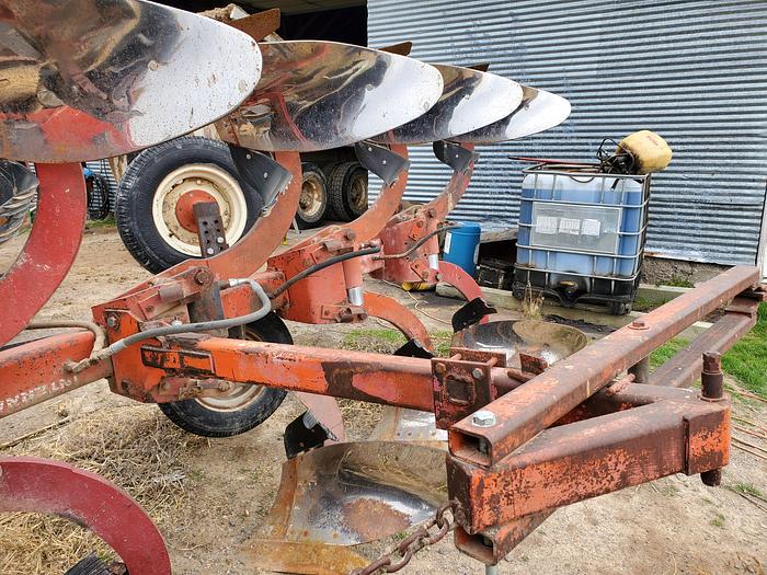 Used International 140 Plow w/ Hyd Reset - 5 Bottom