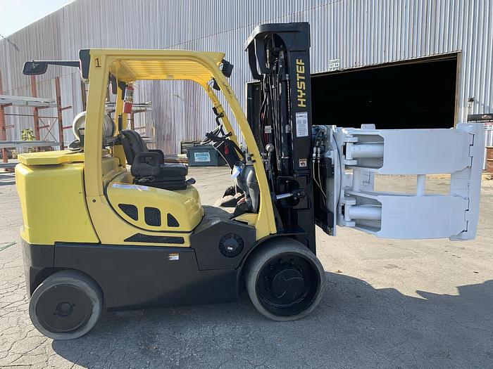 Used 13,500 POUND HYSTER FORKLIFT WITH CASCADE ROLL CLAMP