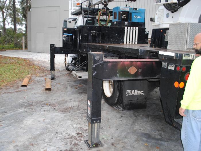 Used Altec LS63 on 2015 International 4300 SBA 4x2 Reg Cab Flatbed Truck - M37501