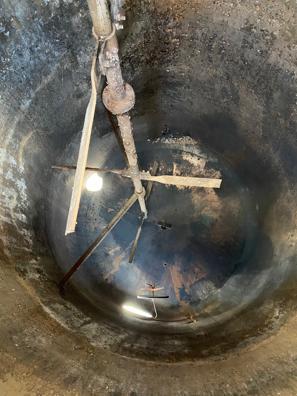 Used 37000 lt tank with mixer