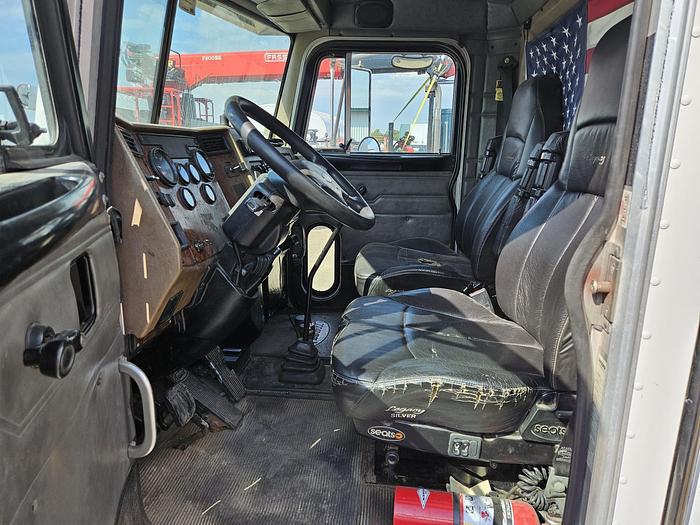 Used 2004 PETERBILT 330 18' BOX TRUCK