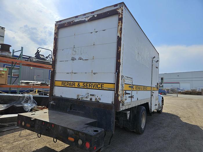 Used 2004 PETERBILT 330 18' BOX TRUCK