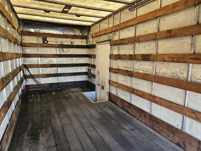 Used 2004 PETERBILT 330 18' BOX TRUCK