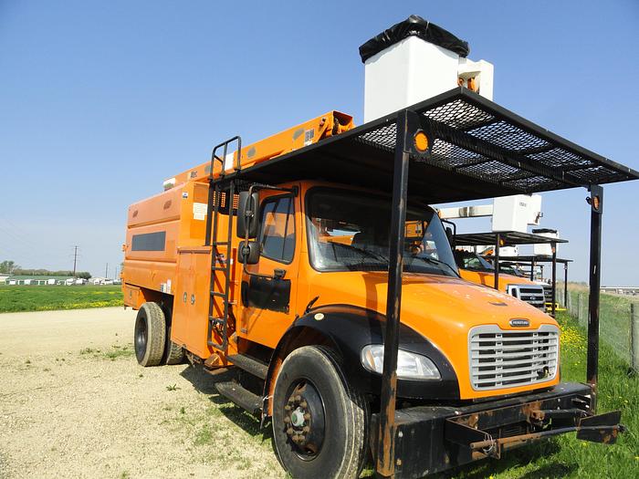 Used 2011 Freightliner / Altec BUSINESS CLASS M2 106 / LRV -55
