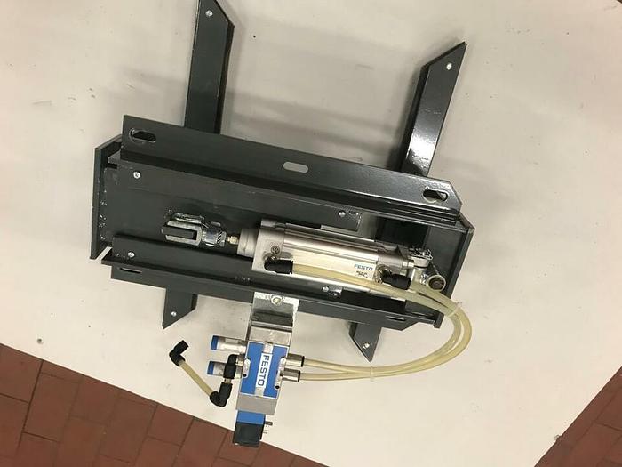 Gebraucht KNAPP Universal Ausschieber Zentrierer mit Pneumatik