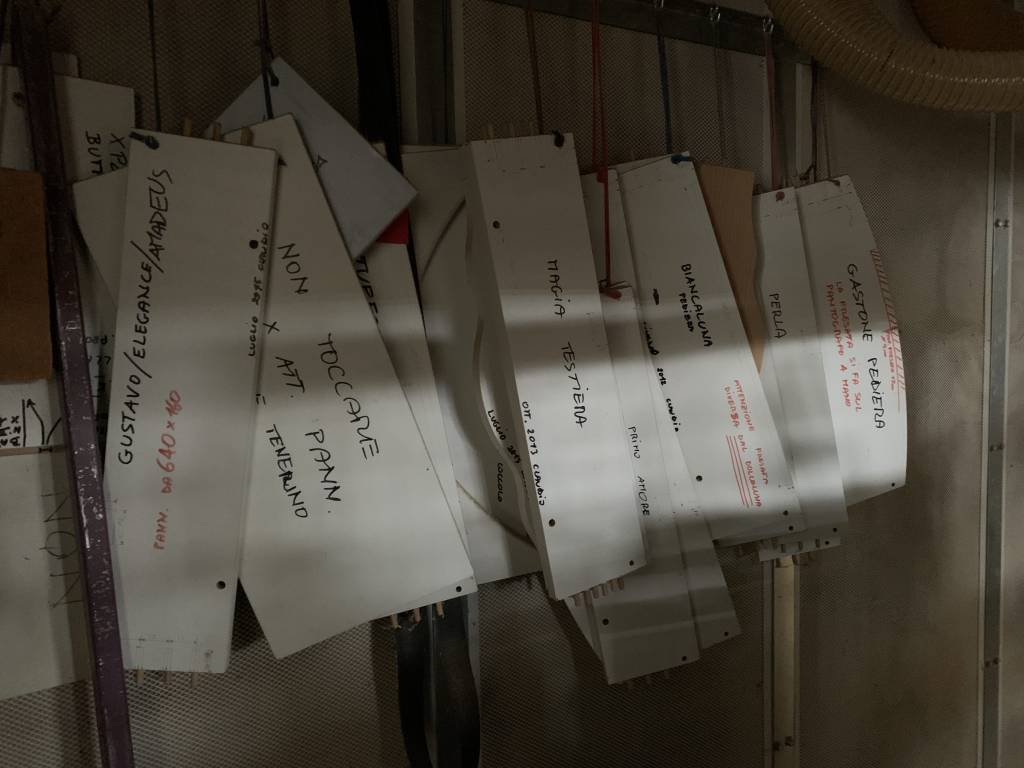 Ricondizionato Mortasatrice automatica Comec, con caricatore, per elementi di lettini per bambini