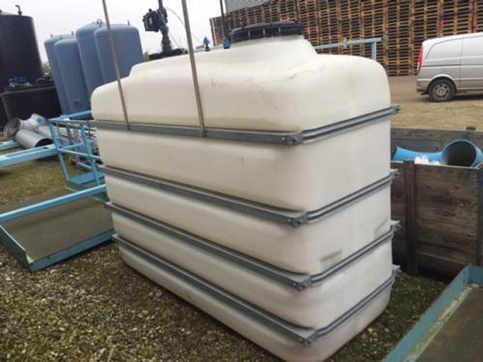 Brugt 4 m3 hvide plast tanke