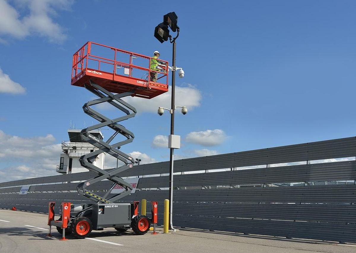 Used Rough Terrain Scissor Lift, 26'–29'