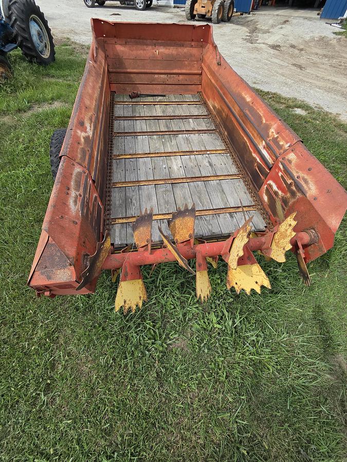New Holland Manure Spreader 513- 1982