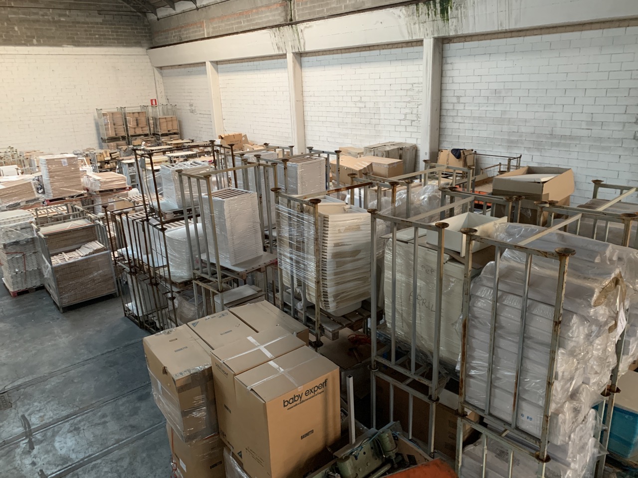 Usato Magazzino completo di una fabbrica di produzione lettini di alta qualità