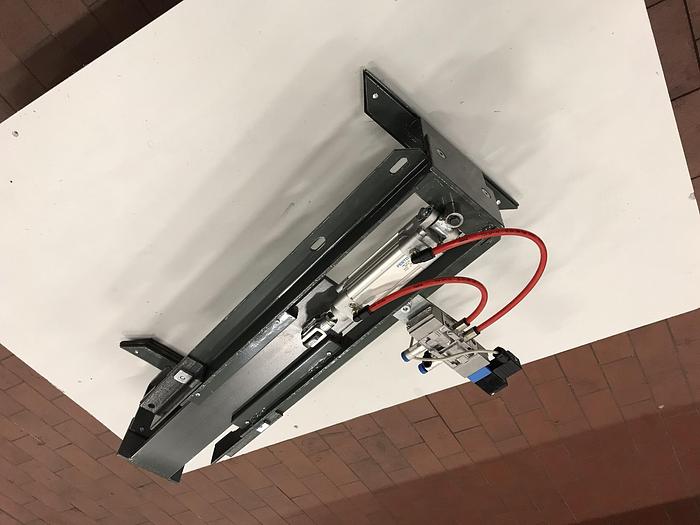 Gebraucht KNAPP Universal Ausschieber Zentrierer mit Pneumatik