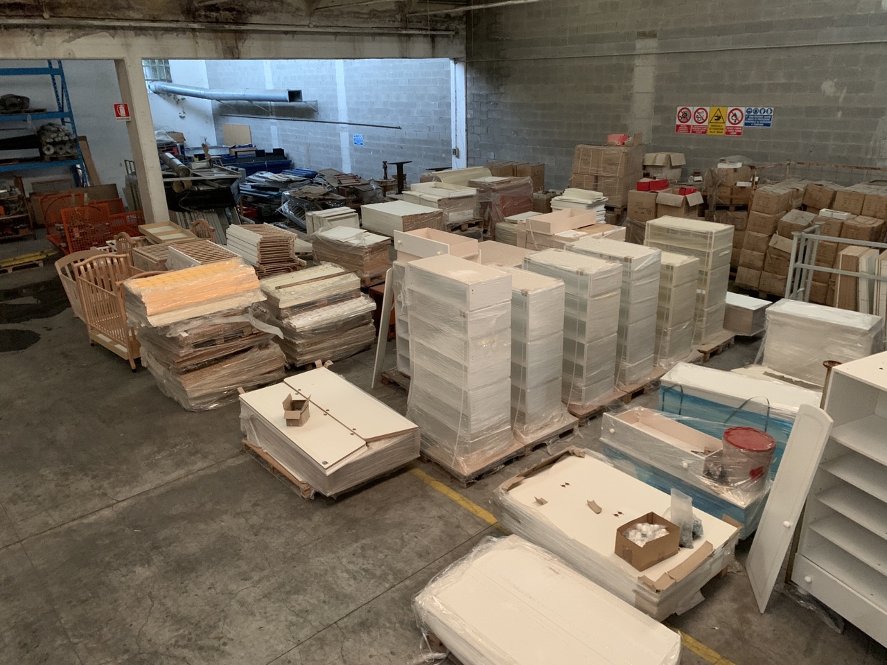 Usato Magazzino completo di una fabbrica di produzione lettini di alta qualità