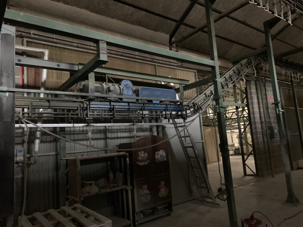 Usato Catena di verniciatura da 70 metri lineari, con sistema di frizione per un carico di molti prodotti in spazio ristretto (vedi video)