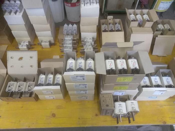 583 pezzi di fusibili NH nuovi da 6A a 1600A vari produttori merce insolvente come nuovi -80%
