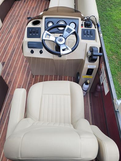 Used 2017 Crest 220 Tritoon