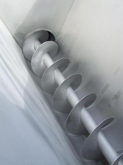 D'occasion Bunker avec convoyeur à vis (transporteur) pour le déchargement, entièrement en acier inoxydable.