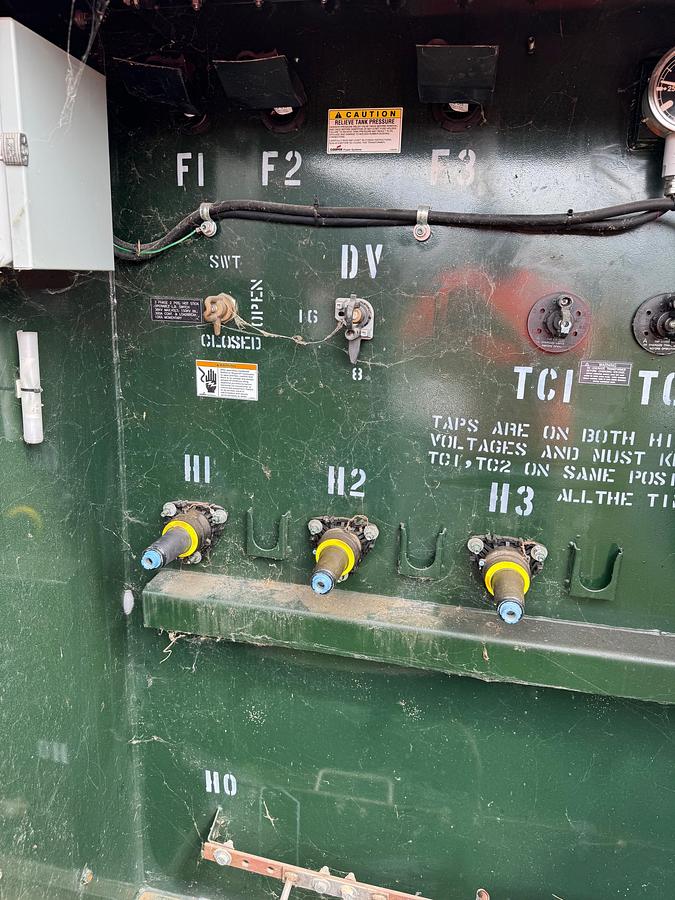 Used 2015 CES 2000 kVA Hv : dual 27.6 wye / 13.8 kv wye LV : 4160/2400 wye Transformer