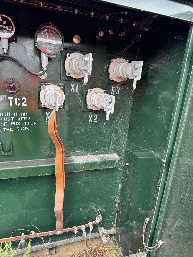 Used 2015 CES 2000 kVA Hv : dual 27.6 wye / 13.8 kv wye LV : 4160/2400 wye Transformer