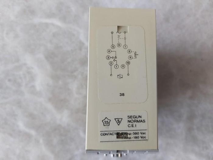 Current Relais inkl. Sockel, FC 135 230, IE Disibeint,  neu