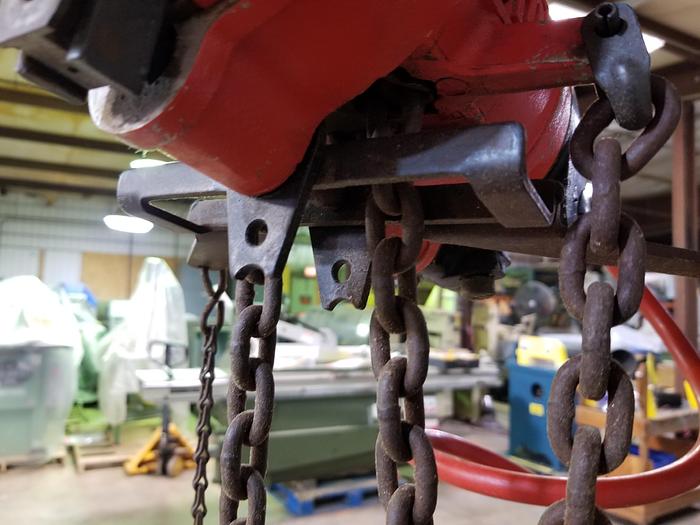 Used Aro 7750 D Pneumatic Fall Chain Hoist, 1,000lb Cap., 9.5Ft Chain Length, 90 PSI