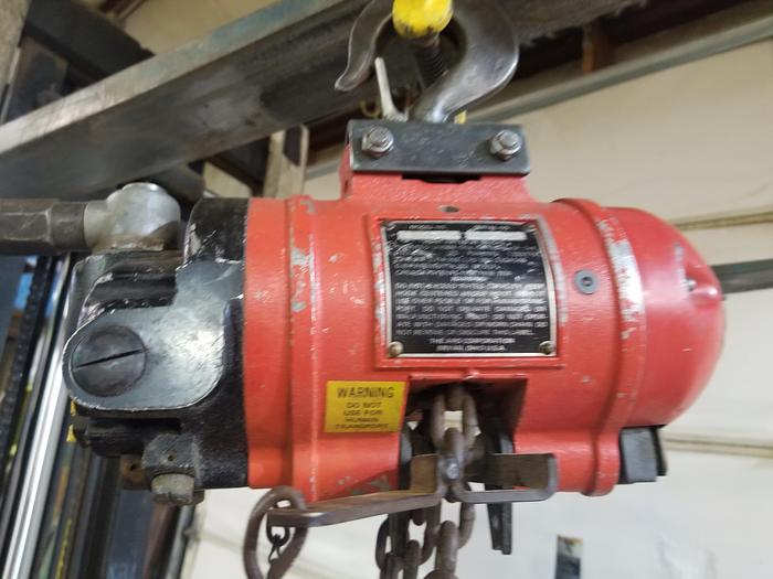 Used Aro 7750 D Pneumatic Fall Chain Hoist, 1,000lb Cap., 9.5Ft Chain Length, 90 PSI