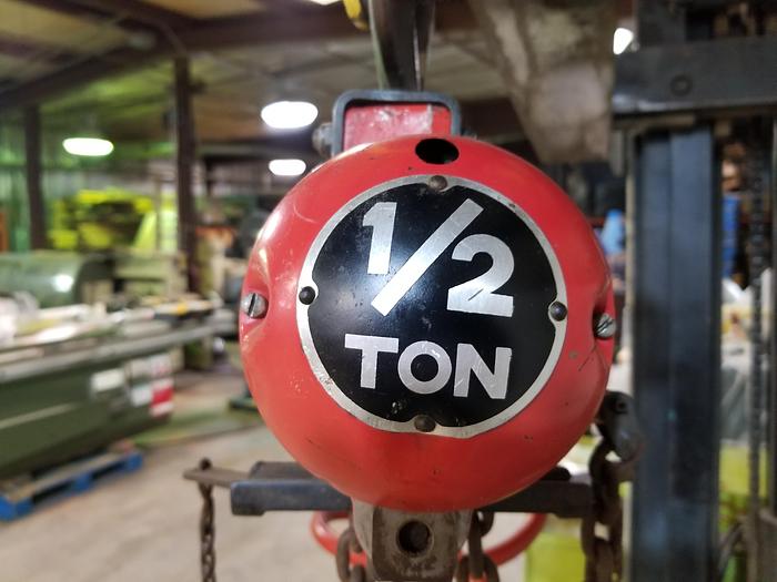 Used Aro 7750 D Pneumatic Fall Chain Hoist, 1,000lb Cap., 9.5Ft Chain Length, 90 PSI