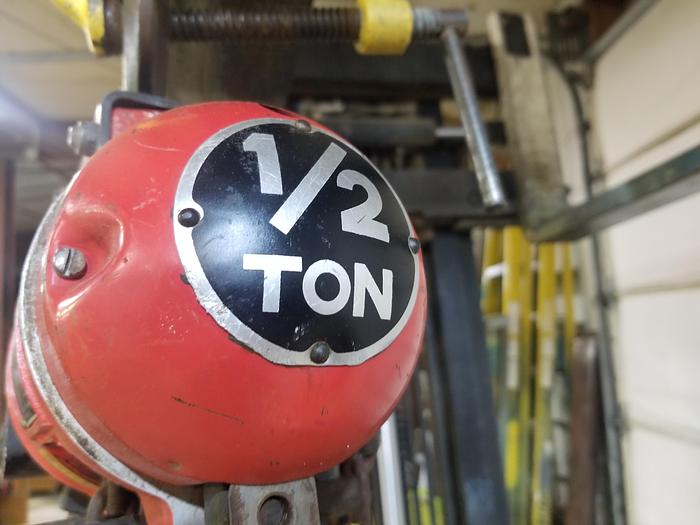 Used Aro 7750 D Pneumatic Fall Chain Hoist, 1,000lb Cap., 9.5Ft Chain Length, 90 PSI