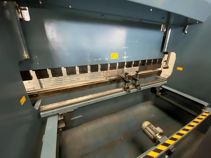 Used 2011 Durma AD-R 30135 CNC Pressbrake
